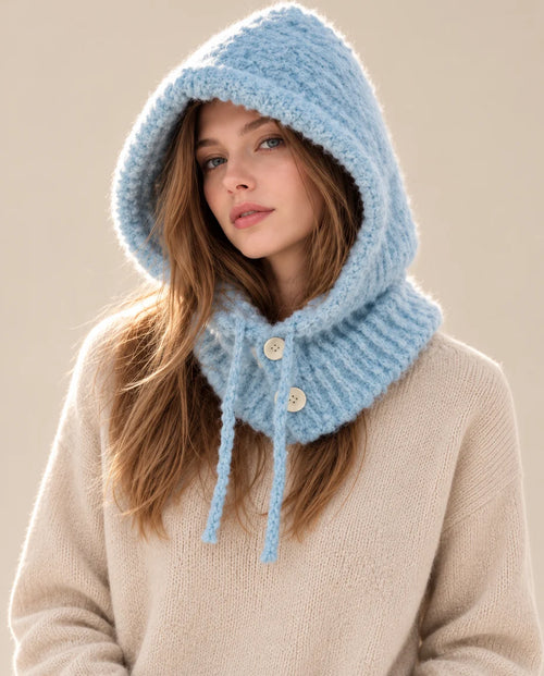 Flockentanz – Flauschige Strickkapuze mit Knöpfen – Vorderansicht am Model