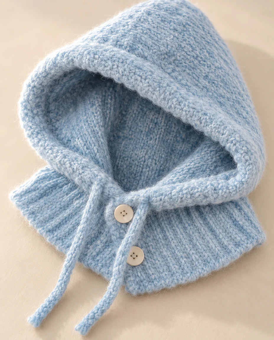Flockentanz – Flauschige Strickkapuze mit Knöpfen – Detail der Strickstruktur