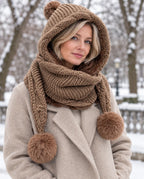 Schneeflocke – Kapuzenschal mit Bommeln – Winterlook mit Model