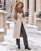 Schneeflocke – Kapuzenschal mit Bommeln – Outfit mit Model