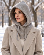 Stadtwinter – Strickkapuze mit Halskragen – Winterlook mit Model