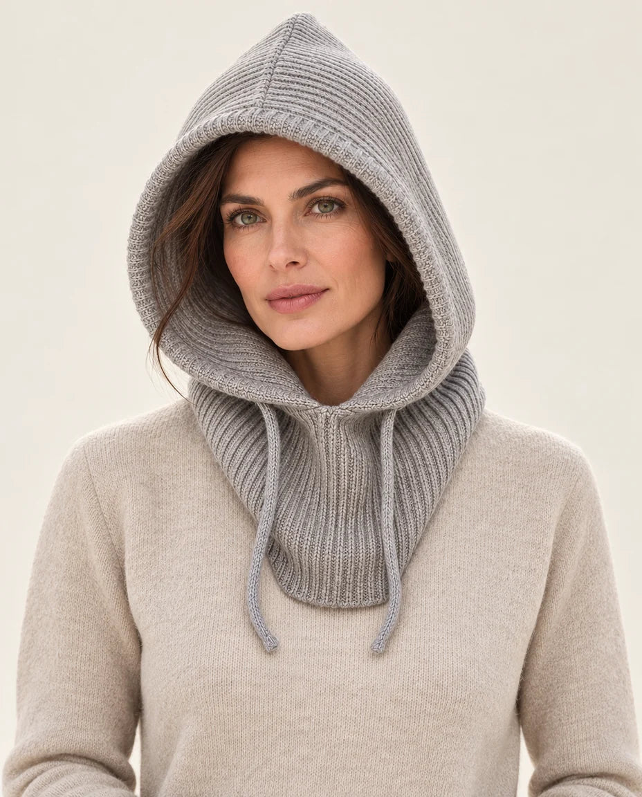 Stadtwinter – Strickkapuze mit Halskragen – Vorderansicht am Model