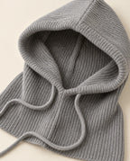 Stadtwinter – Strickkapuze mit Halskragen – Detail der Strickstruktur