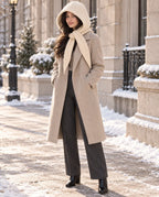 Winterknoten – Strickkapuze mit Bindeschal – Outfit mit Model